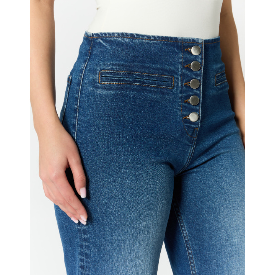 Le denim, un intemporel qui se réinvente en 2025