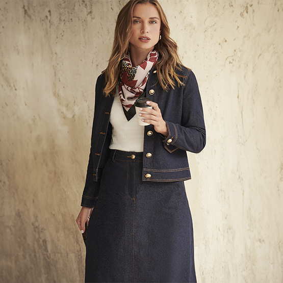 La jupe midi en denim, moderne et polyvalente