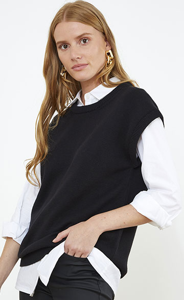 Le pull noir sans manches