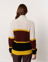 Pull épais contenant de la laine rayé